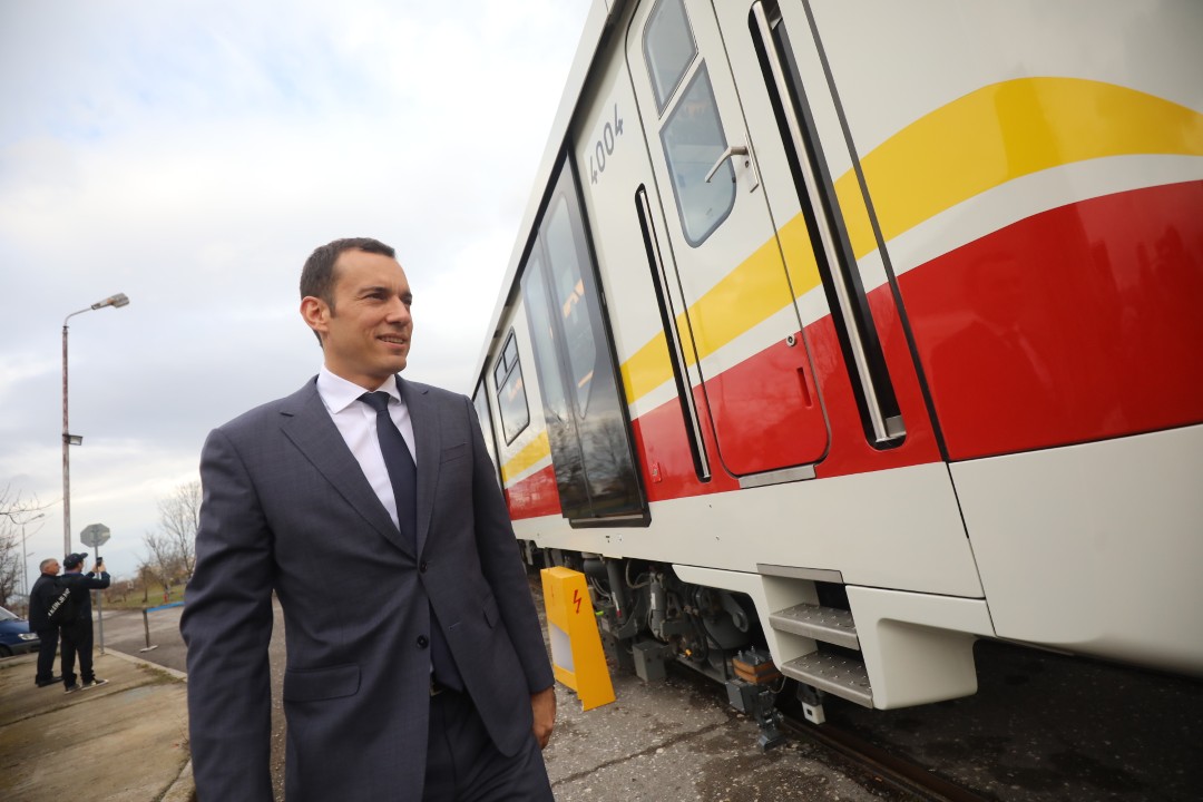 <p>Новите метровлакове на София бяха представени днес. Съставите ще заменят най-старите руски влакове, движещи се по линии 1, 2 и 4, и ще спомогнат за намаляване на интервала за движение по втора метролиния след пускането в експлоатация на новата метростанция &bdquo;Панчо Владигеров&ldquo;, разположена между станциите &bdquo;Сливница&ldquo; и &bdquo;Обеля&ldquo;.</p>