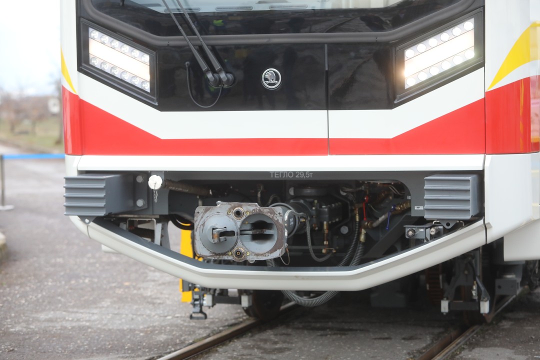 <p>Новите метровлакове на София бяха представени днес. Съставите ще заменят най-старите руски влакове, движещи се по линии 1, 2 и 4, и ще спомогнат за намаляване на интервала за движение по втора метролиния след пускането в експлоатация на новата метростанция &bdquo;Панчо Владигеров&ldquo;, разположена между станциите &bdquo;Сливница&ldquo; и &bdquo;Обеля&ldquo;.</p>