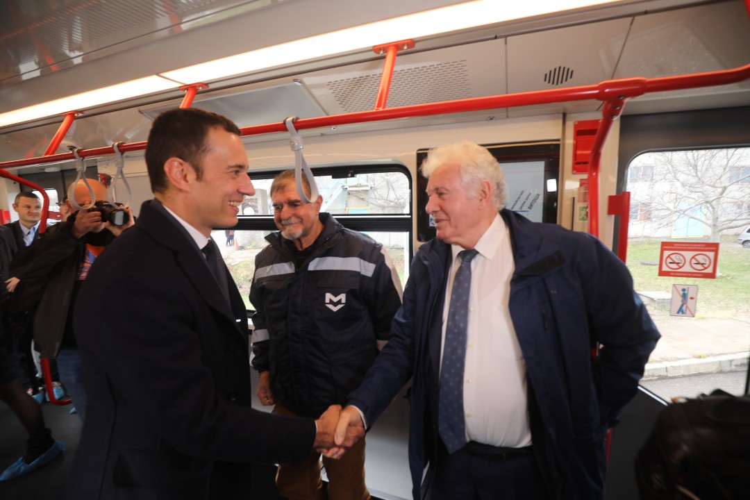 <p>Новите метровлакове на София бяха представени днес. Съставите ще заменят най-старите руски влакове, движещи се по линии 1, 2 и 4, и ще спомогнат за намаляване на интервала за движение по втора метролиния след пускането в експлоатация на новата метростанция &bdquo;Панчо Владигеров&ldquo;, разположена между станциите &bdquo;Сливница&ldquo; и &bdquo;Обеля&ldquo;.</p>