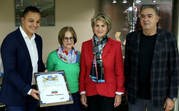 Цанко Цанков дари на Музея на спорта плувната си шапка и очилата от 24-часовото плуване в Дунав