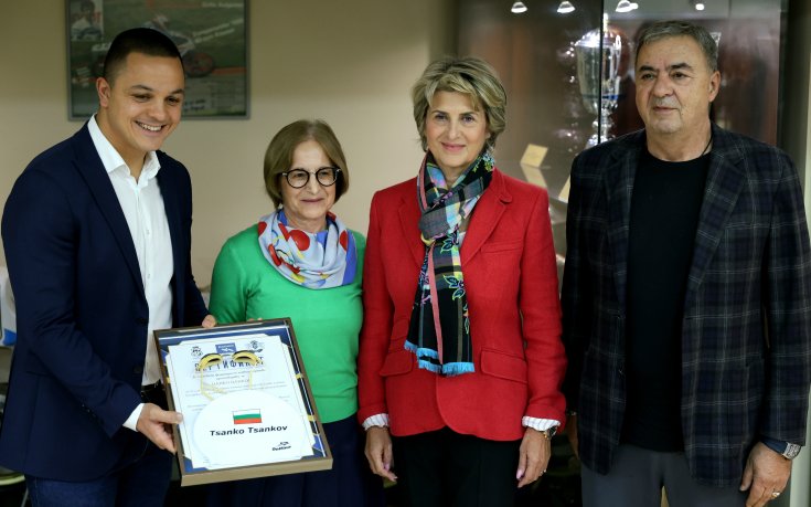 Цанко Цанков дари на Музея на спорта плувната си шапка и очилата от 24-часовото плуване в Дунав