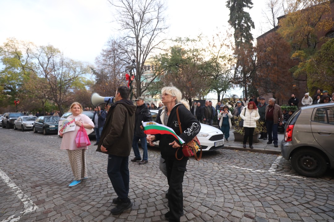 <p>Вълна от недоволство заля столицата заради новите цени за синя и зелена зона, които трябва да влязат в сила от 5 януари следващата година. Днес в София граждани изразиха позицията си срещу измененията в наредбата за паркиране.</p>