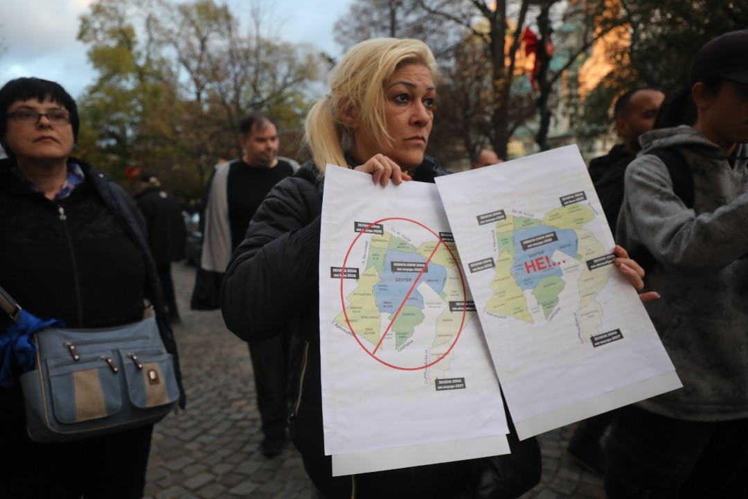 <p>Вълна от недоволство заля столицата заради новите цени за синя и зелена зона, които трябва да влязат в сила от 5 януари следващата година. Днес в София граждани изразиха позицията си срещу измененията в наредбата за паркиране.</p>