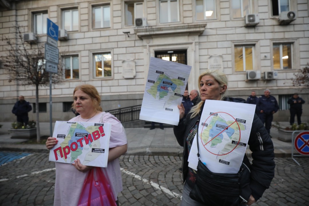 <p>Вълна от недоволство заля столицата заради новите цени за синя и зелена зона, които трябва да влязат в сила от 5 януари следващата година. Днес в София граждани изразиха позицията си срещу измененията в наредбата за паркиране.</p>