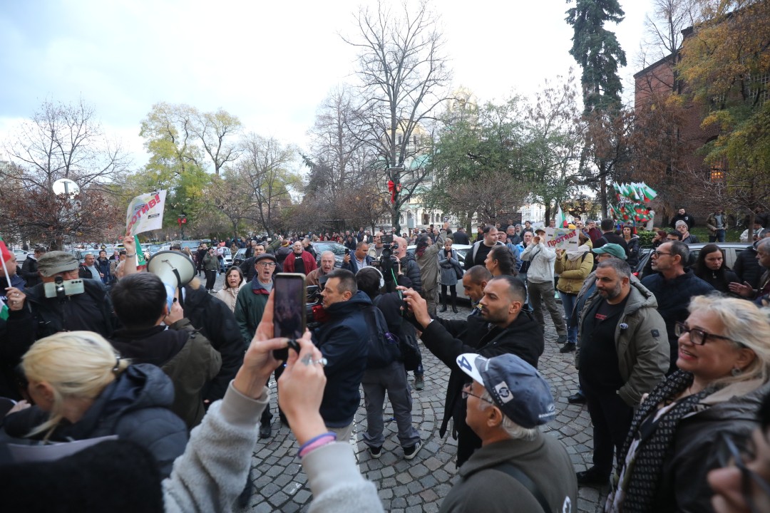 <p>Вълна от недоволство заля столицата заради новите цени за синя и зелена зона, които трябва да влязат в сила от 5 януари следващата година. Днес в София граждани изразиха позицията си срещу измененията в наредбата за паркиране.</p>