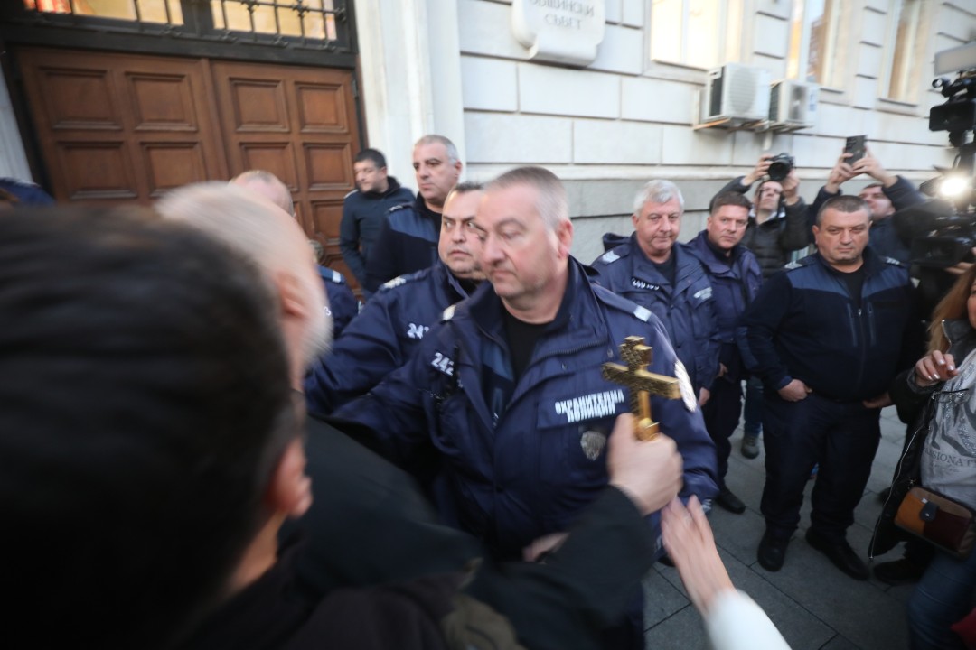 <p>Вълна от недоволство заля столицата заради новите цени за синя и зелена зона, които трябва да влязат в сила от 5 януари следващата година. Днес в София граждани изразиха позицията си срещу измененията в наредбата за паркиране.</p>