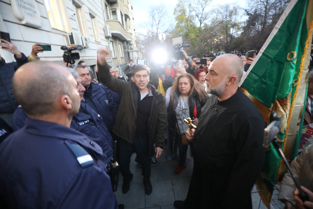 <p>Вълна от недоволство заля столицата заради новите цени за синя и зелена зона, които трябва да влязат в сила от 5 януари следващата година. Днес в София граждани изразиха позицията си срещу измененията в наредбата за паркиране.</p>