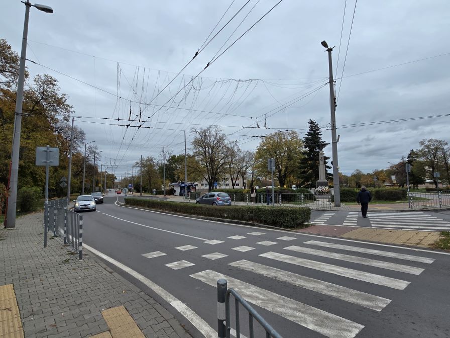 Кола блъсна жена на пешеходна пътека в Сливен, шофьорът избяга