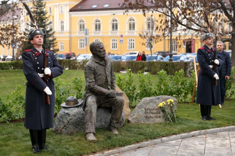 Откриха паметник на Захарий Стоянов до историческата сграда на Народното