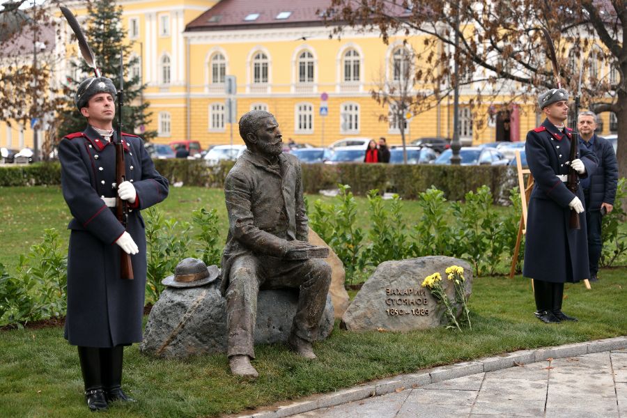 <p>Откриха паметник на Захарий Стоянов до историческата сграда на Народното събрание.</p>