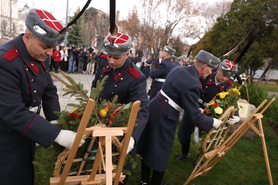 <p>Откриха паметник на Захарий Стоянов до историческата сграда на Народното събрание.</p>
