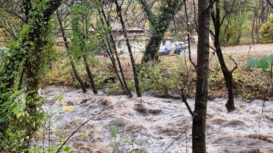 Река Язо излезе от коритото си, временно застраши от наводнение Разлог