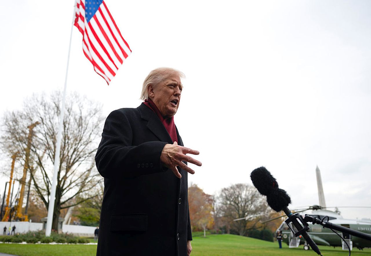 <p>Президентът на САЩ Доналд Тръмп пристигна на южната поляна на Белия дом на 22 ноември 2025 г. във Вашингтон, окръг Колумбия. Тръмп посети Joint Base Andrews в окръг Принс Джордж, Мериленд, за да обиколи голф игрището, разположено в базата</p>