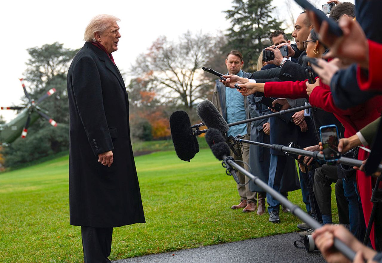 <p>Президентът на САЩ Доналд Тръмп пристигна на южната поляна на Белия дом на 22 ноември 2025 г. във Вашингтон, окръг Колумбия. Тръмп посети Joint Base Andrews в окръг Принс Джордж, Мериленд, за да обиколи голф игрището, разположено в базата</p>