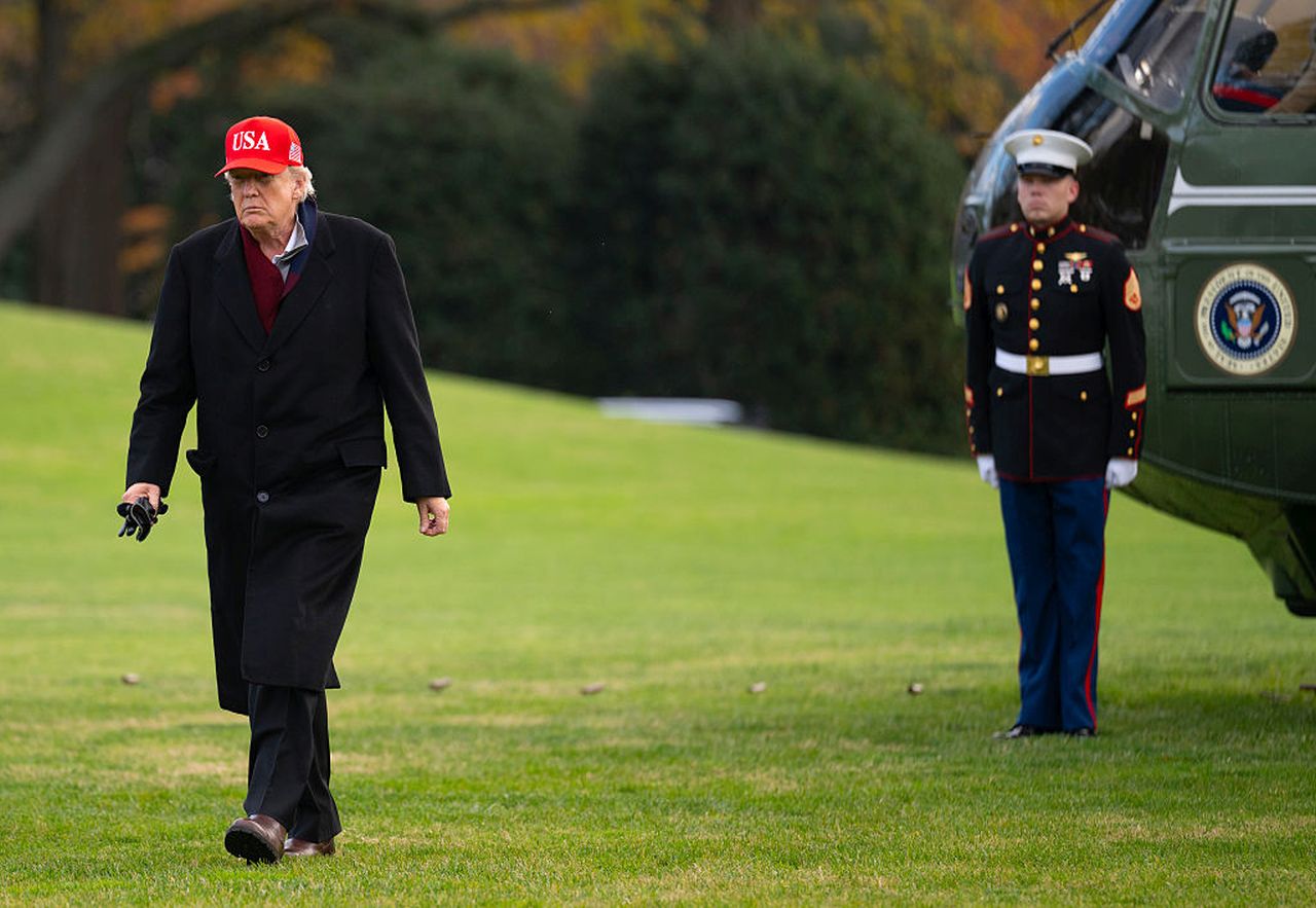 <p>Президентът на САЩ Доналд Тръмп пристигна на южната поляна на Белия дом на 22 ноември 2025 г. във Вашингтон, окръг Колумбия. Тръмп посети Joint Base Andrews в окръг Принс Джордж, Мериленд, за да обиколи голф игрището, разположено в базата</p>