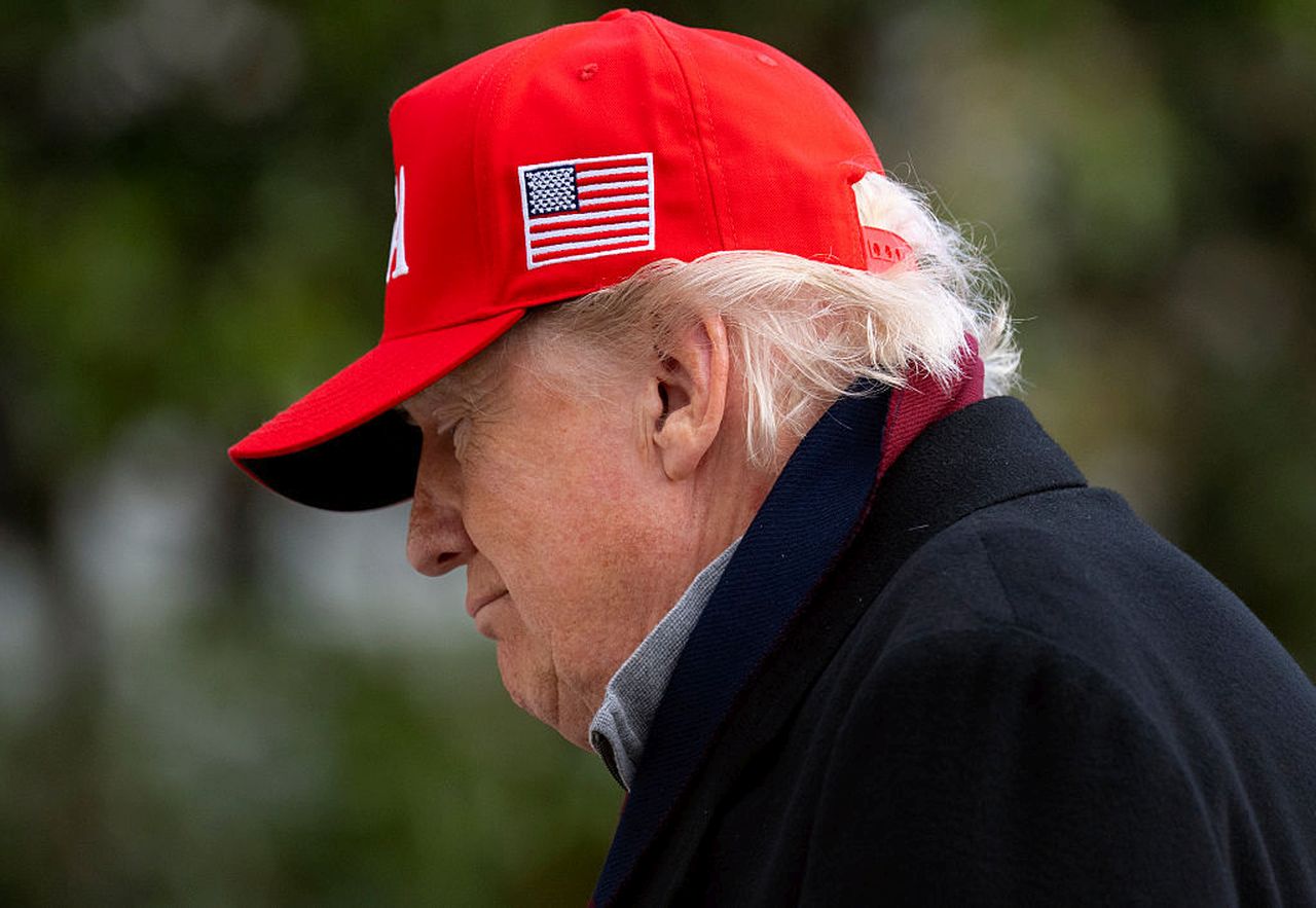 <p>Президентът на САЩ Доналд Тръмп пристигна на южната поляна на Белия дом на 22 ноември 2025 г. във Вашингтон, окръг Колумбия. Тръмп посети Joint Base Andrews в окръг Принс Джордж, Мериленд, за да обиколи голф игрището, разположено в базата</p>