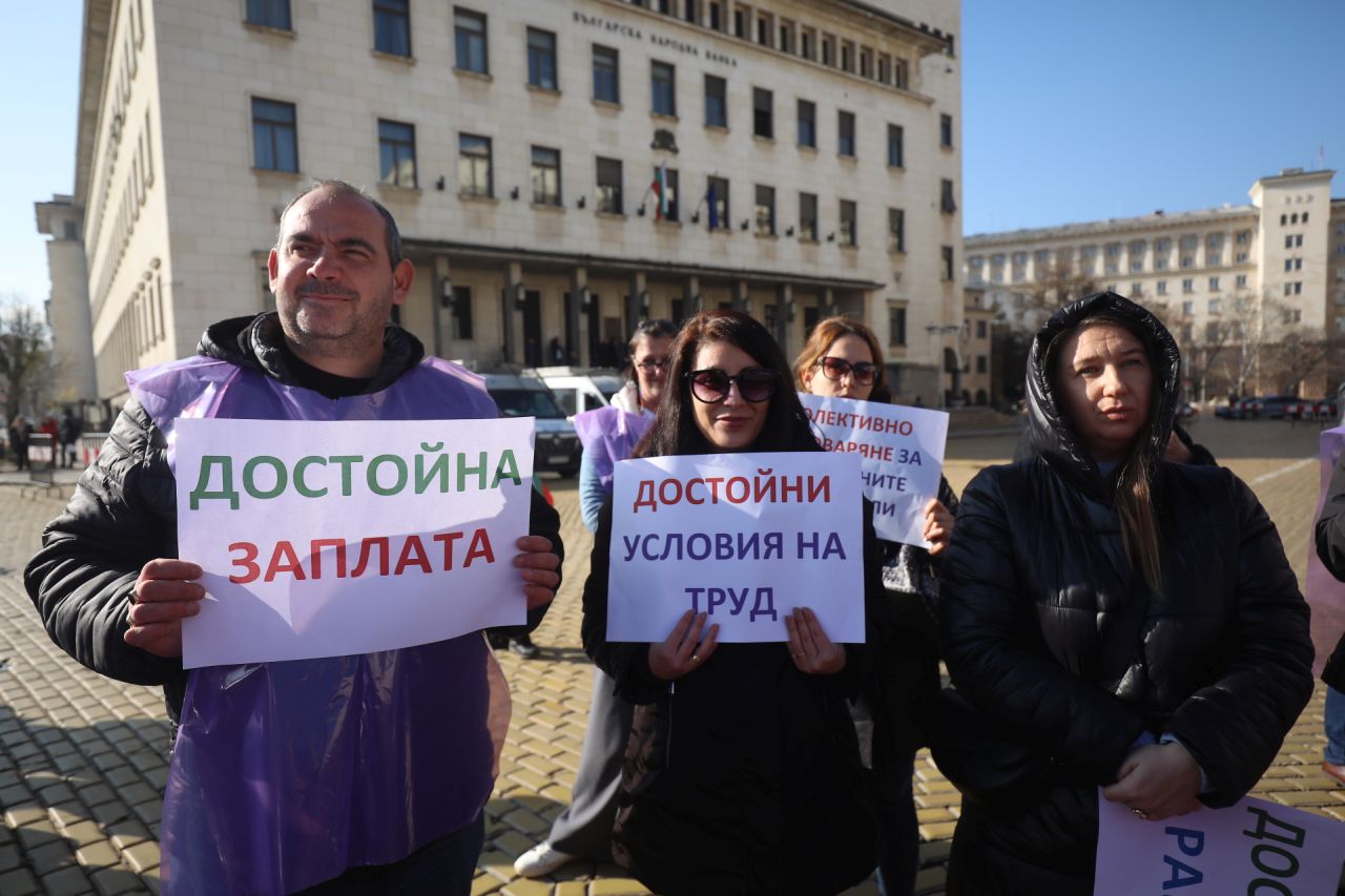 <p>С призив &bdquo;НЕ на разединението на работещите! ДА на по-високите доходи!&ldquo; членове на КНСБ се събраха на протест пред служебния вход на Народното събрание. Акцията е във връзка с приемането на държавния бюджет за 2026 г.</p>