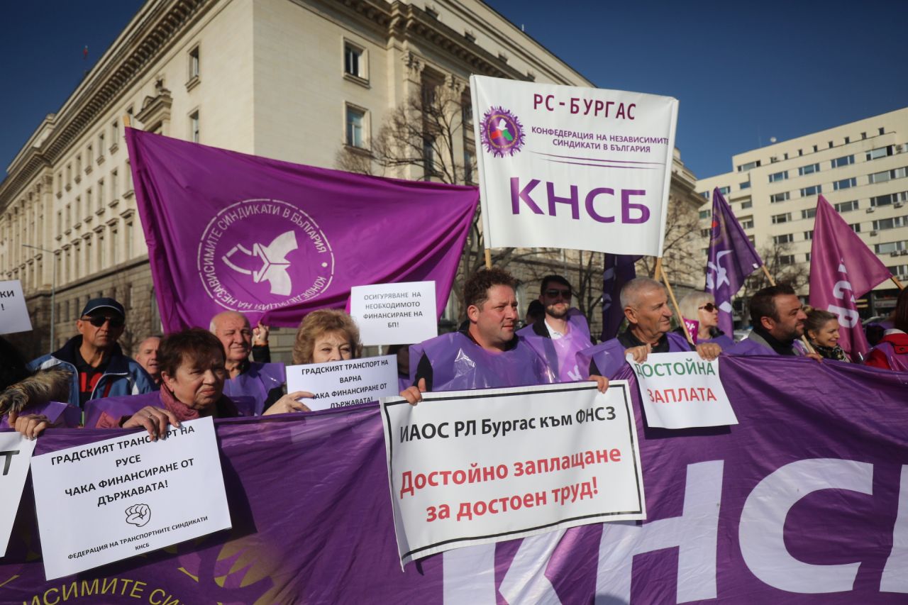 <p>С призив &bdquo;НЕ на разединението на работещите! ДА на по-високите доходи!&ldquo; членове на КНСБ се събраха на протест пред служебния вход на Народното събрание. Акцията е във връзка с приемането на държавния бюджет за 2026 г.</p>