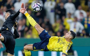 Роналдо продължава да преподава: вкара уникален гол със задна ножица (видео)