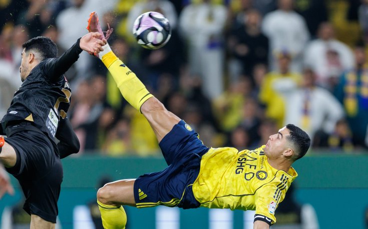 Роналдо продължава да преподава: вкара уникален гол със задна ножица (видео)