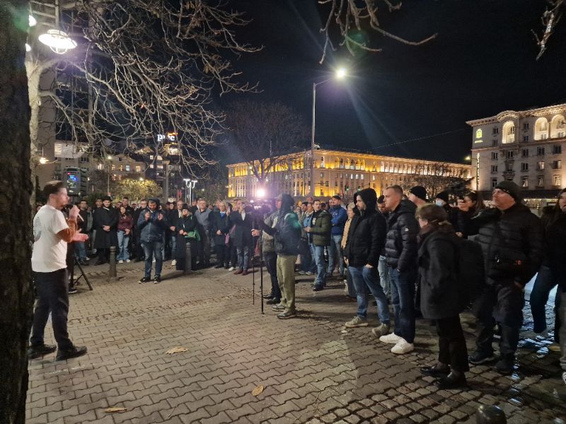 <p>Протестиращи студенти по медицина и лекари специализанти блокираха движението на Орлов мост.</p>