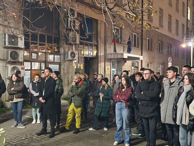 <p>Протестиращи студенти по медицина и лекари специализанти блокираха движението на Орлов мост.</p>