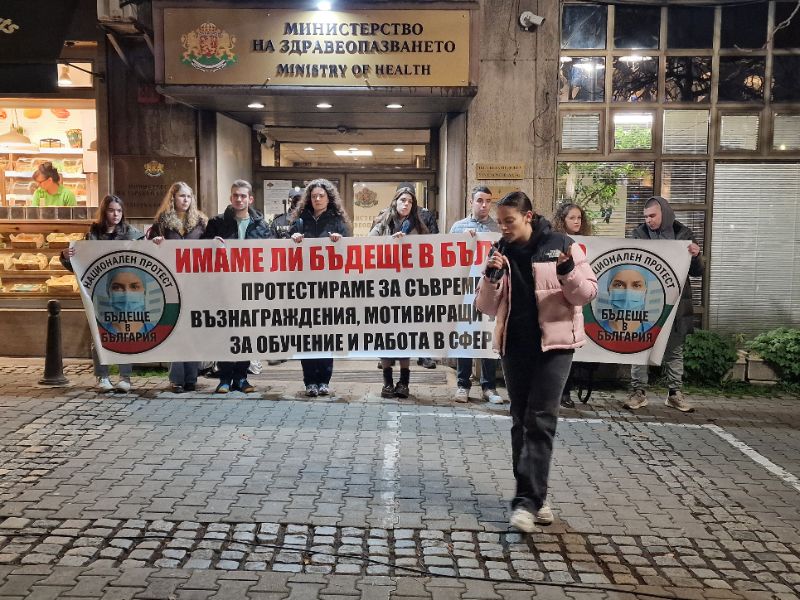 <p>Протестиращи студенти по медицина и лекари специализанти блокираха движението на Орлов мост.</p>