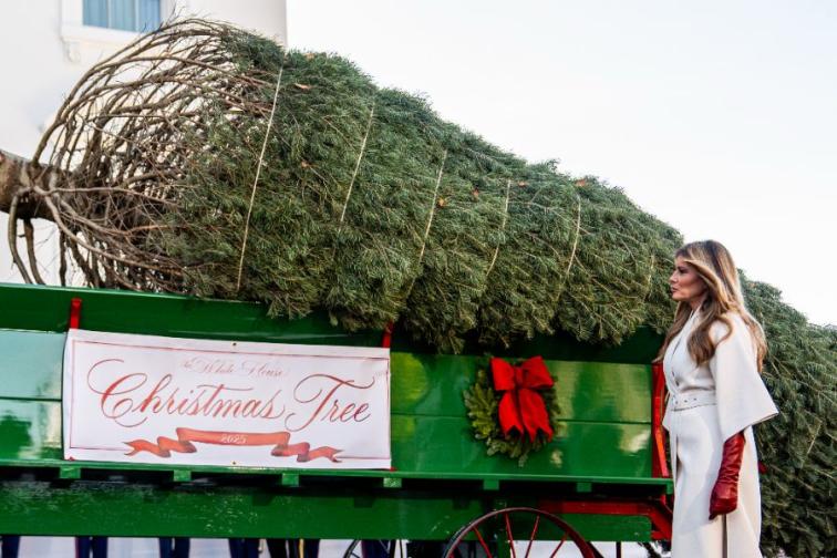 Мелания Тръмп посрещна коледното дърво на Белия дом