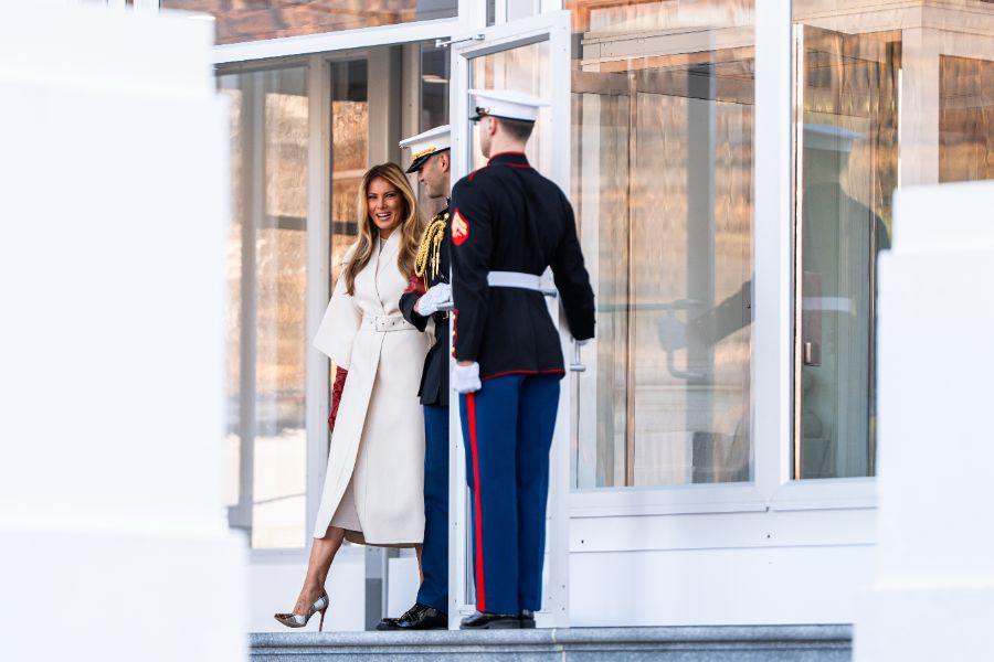 <p>Мелания Тръмп посрещна коледното дърво на Белия дом</p>