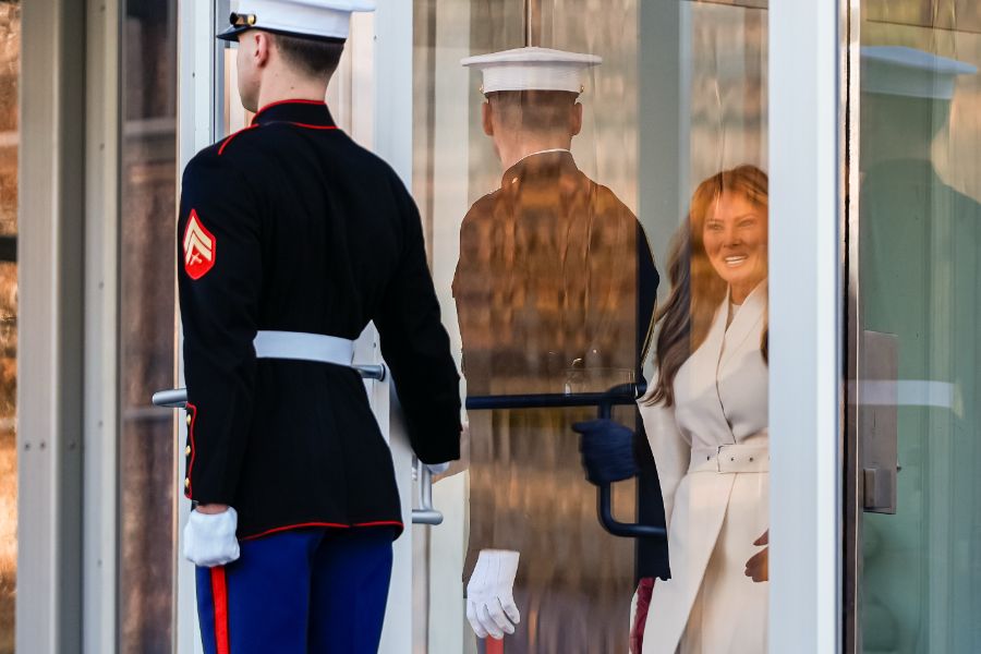 <p>Мелания Тръмп посрещна коледното дърво на Белия дом</p>