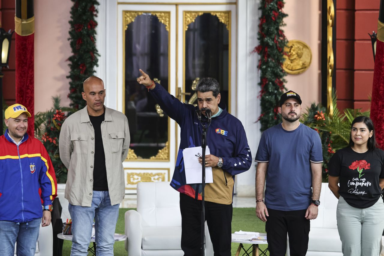 <p>Президентът Николас Мадуро танцува на студентския митинг в Каракас по време на празненствата за Деня на венецуелските студенти.</p>