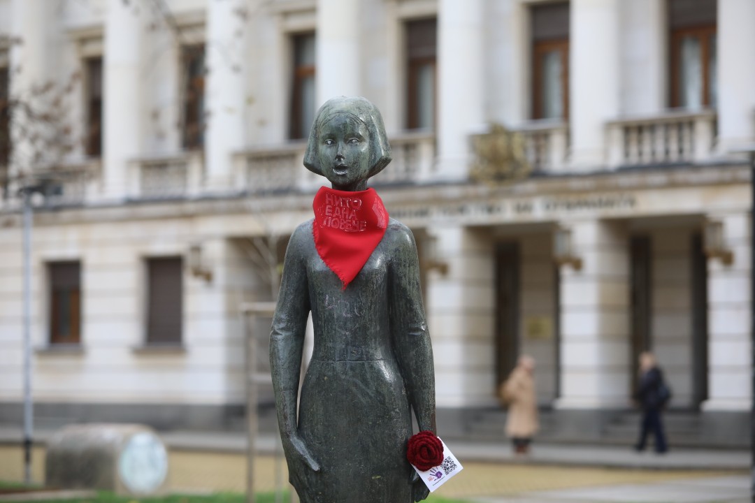 <p>Десетки статуи на женски фигури в София осъмнаха с червени ленти с надпис &quot;Нито една повече&quot; като част от инициативите за отбелязвания на 25 ноември Международен ден за премахване на насилието срещу жени и момичета.</p>