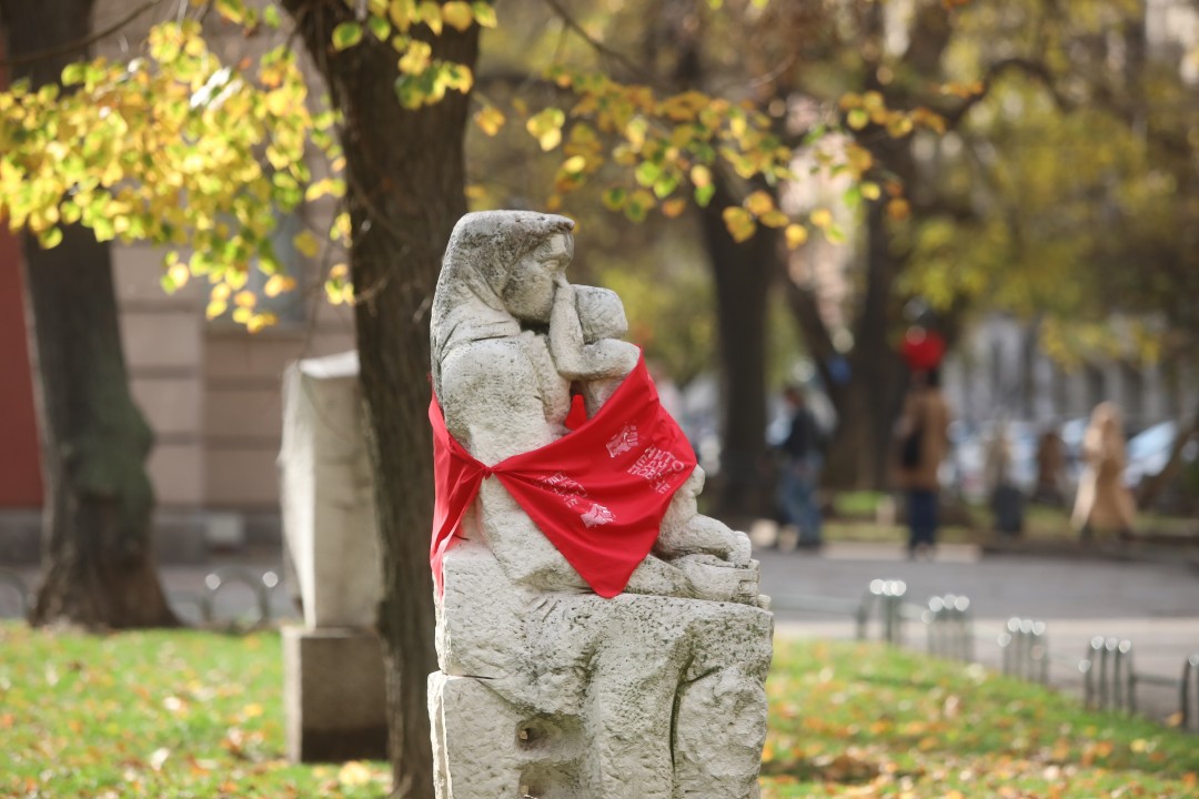 <p>Десетки статуи на женски фигури в София осъмнаха с червени ленти с надпис &quot;Нито една повече&quot; като част от инициативите за отбелязвания на 25 ноември Международен ден за премахване на насилието срещу жени и момичета.</p>