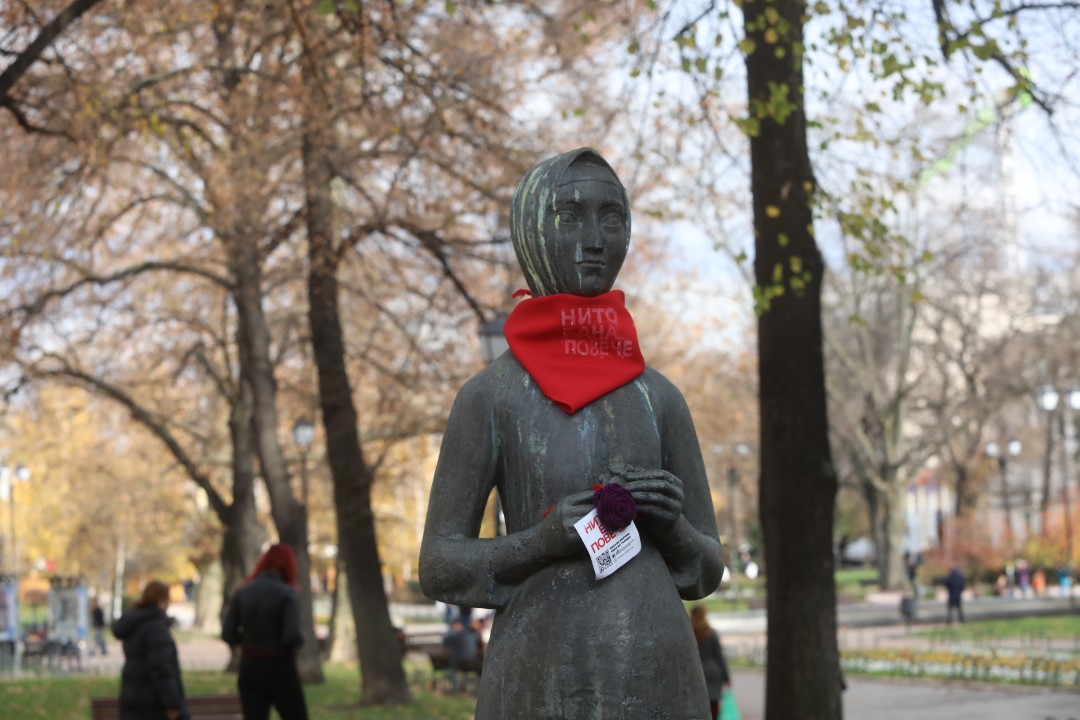 <p>Десетки статуи на женски фигури в София осъмнаха с червени ленти с надпис &quot;Нито една повече&quot; като част от инициативите за отбелязвания на 25 ноември Международен ден за премахване на насилието срещу жени и момичета.</p>