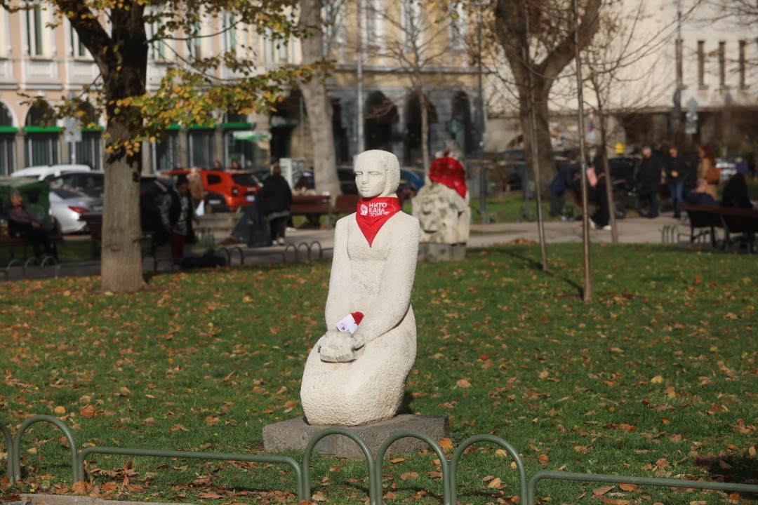 <p>Десетки статуи на женски фигури в София осъмнаха с червени ленти с надпис &quot;Нито една повече&quot; като част от инициативите за отбелязвания на 25 ноември Международен ден за премахване на насилието срещу жени и момичета.</p>