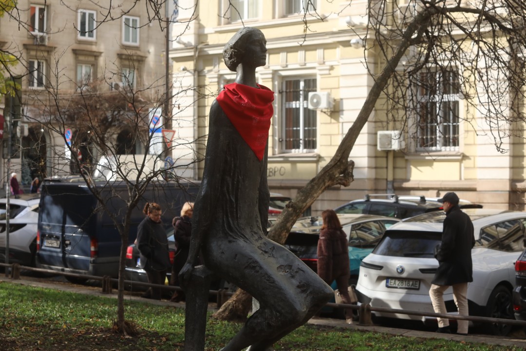 <p>Десетки статуи на женски фигури в София осъмнаха с червени ленти с надпис &quot;Нито една повече&quot; като част от инициативите за отбелязвания на 25 ноември Международен ден за премахване на насилието срещу жени и момичета.</p>