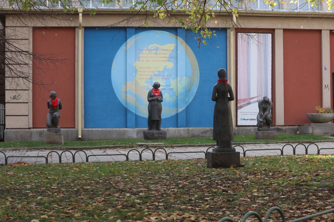 <p>Десетки статуи на женски фигури в София осъмнаха с червени ленти с надпис &quot;Нито една повече&quot; като част от инициативите за отбелязвания на 25 ноември Международен ден за премахване на насилието срещу жени и момичета.</p>