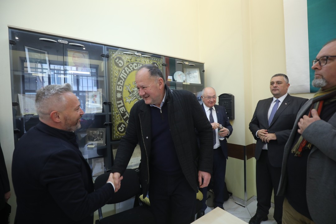 <p>&bdquo;Български пощи&ldquo; отбеляза 100- годишнината на Софийското филателно дружество с ново филателно издание, посветено на известния български филателен експерт Петко Караиванов. Софийското филателно дружество &bdquo;Петко Караиванов&ldquo; е основано на 27 ноември 1925 г. Новата марка е част от поредицата &bdquo;Известни българи &ndash; филателисти&ldquo; на &bdquo;Български пощи&ldquo;.</p>