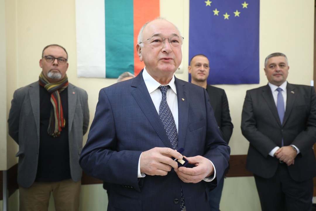 <p>&bdquo;Български пощи&ldquo; отбеляза 100- годишнината на Софийското филателно дружество с ново филателно издание, посветено на известния български филателен експерт Петко Караиванов. Софийското филателно дружество &bdquo;Петко Караиванов&ldquo; е основано на 27 ноември 1925 г. Новата марка е част от поредицата &bdquo;Известни българи &ndash; филателисти&ldquo; на &bdquo;Български пощи&ldquo;.</p>