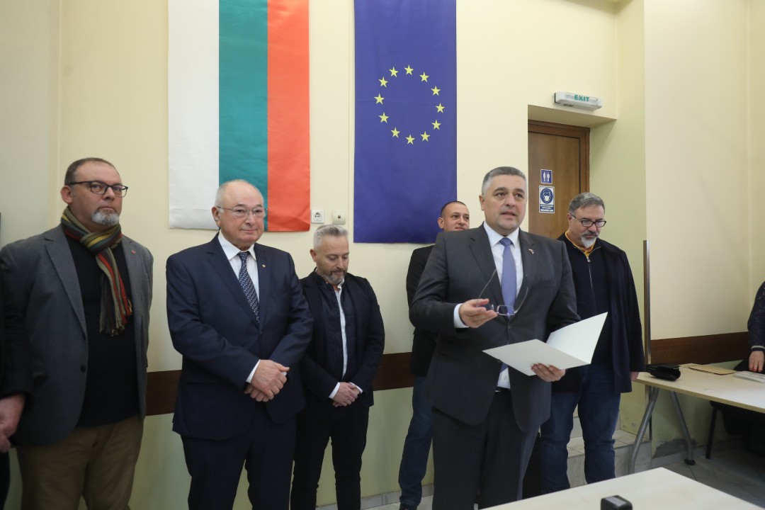 <p>&bdquo;Български пощи&ldquo; отбеляза 100- годишнината на Софийското филателно дружество с ново филателно издание, посветено на известния български филателен експерт Петко Караиванов. Софийското филателно дружество &bdquo;Петко Караиванов&ldquo; е основано на 27 ноември 1925 г. Новата марка е част от поредицата &bdquo;Известни българи &ndash; филателисти&ldquo; на &bdquo;Български пощи&ldquo;.</p>