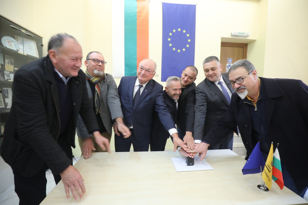 <p>&bdquo;Български пощи&ldquo; отбеляза 100- годишнината на Софийското филателно дружество с ново филателно издание, посветено на известния български филателен експерт Петко Караиванов. Софийското филателно дружество &bdquo;Петко Караиванов&ldquo; е основано на 27 ноември 1925 г. Новата марка е част от поредицата &bdquo;Известни българи &ndash; филателисти&ldquo; на &bdquo;Български пощи&ldquo;.</p>