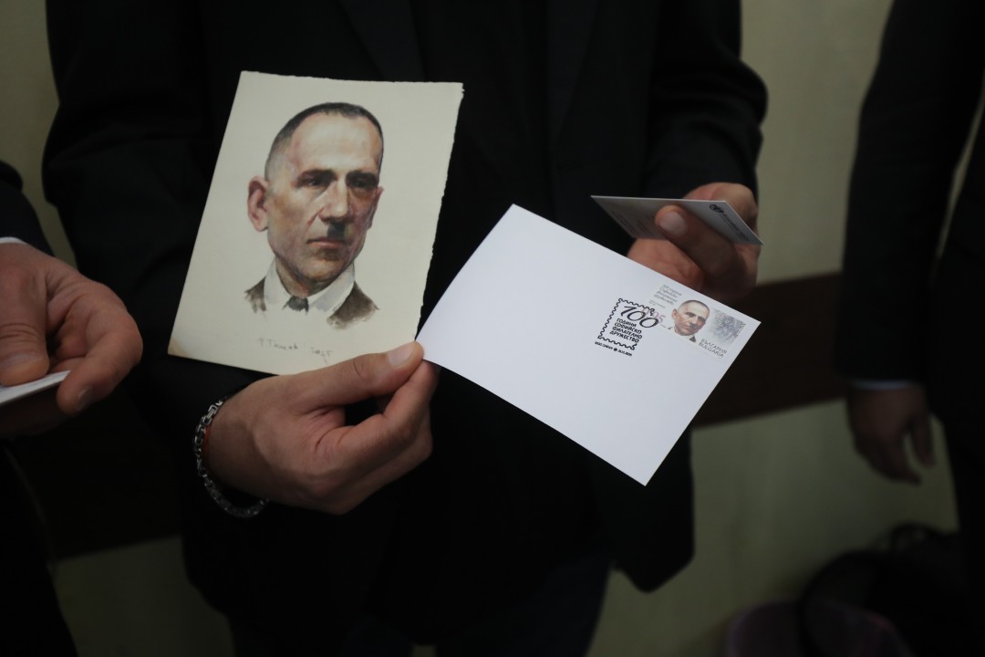 <p>&bdquo;Български пощи&ldquo; отбеляза 100- годишнината на Софийското филателно дружество с ново филателно издание, посветено на известния български филателен експерт Петко Караиванов. Софийското филателно дружество &bdquo;Петко Караиванов&ldquo; е основано на 27 ноември 1925 г. Новата марка е част от поредицата &bdquo;Известни българи &ndash; филателисти&ldquo; на &bdquo;Български пощи&ldquo;.</p>