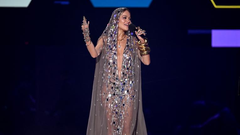 От Перник до Холивуд: Историята на Рита Ора (СНИМКИ)