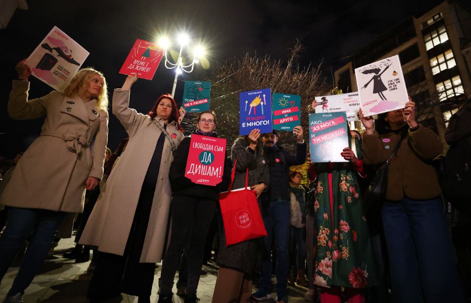 <p>Протест под надслов &quot;Нито една повече&quot; блокира движението пред Съдебната палата в София.</p>