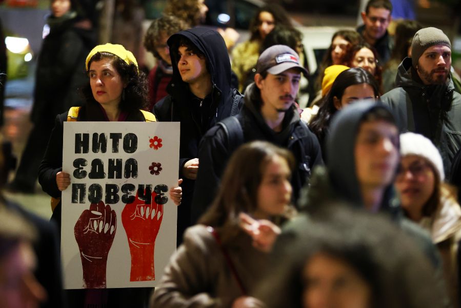 <p>Протест под надслов &quot;Нито една повече&quot; блокира движението пред Съдебната палата в София.</p>