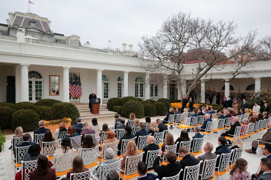 <p>Тръмп помилва пуйки, но не пощади политическите си опоненти.</p>