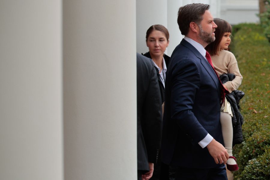 <p>Тръмп помилва пуйки, но не пощади политическите си опоненти.</p>