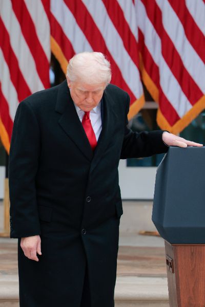 <p>Тръмп помилва пуйки, но не пощади политическите си опоненти.</p>