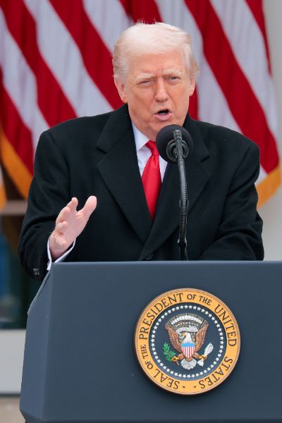 <p>Тръмп помилва пуйки, но не пощади политическите си опоненти.</p>