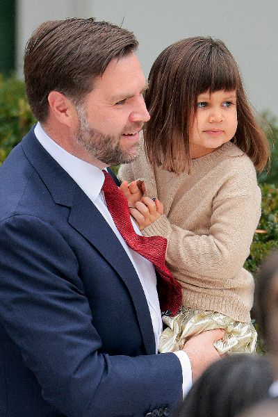 <p>Тръмп помилва пуйки, но не пощади политическите си опоненти.</p>